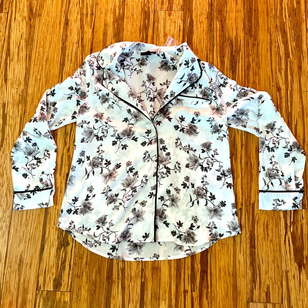 E(hanger)M button top, white with floral design
